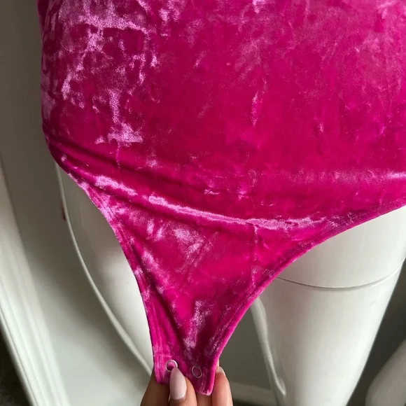Good American Pink Velvet V-Neck Bodysuit - Picture 6 of 8